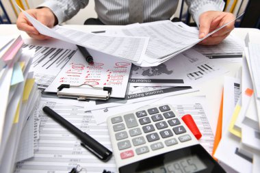 İş dünyası kavramı - işadamı ofis, masa ve işyeri yakın görüşü, mali verilerin analiz edilmesi, yazılması ve sayılması konularında çalışıyor