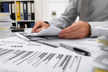 İş dünyası kavramı - işadamı ofis, masa ve işyeri yakın görüşü, mali verilerin analiz edilmesi, yazılması ve sayılması konularında çalışıyor