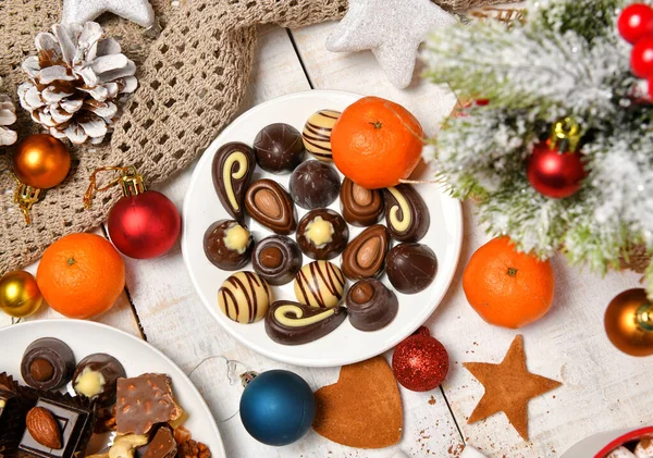 Süßspeisen Draufsicht Hintergrund Für Frohe Weihnachten Oder Neujahr Feiertagsdekoration Schokoladenbonbons — Stockfoto