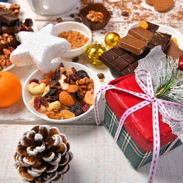 甜食是圣诞佳节或新年装饰品 巧克力糖果 白木饼干 的顶级背景 — 图库照片