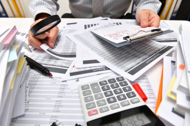 İş dünyası kavramı - işadamı ofis, masa ve işyeri yakın görüşü, mali verilerin analiz edilmesi, yazılması ve sayılması konularında çalışıyor