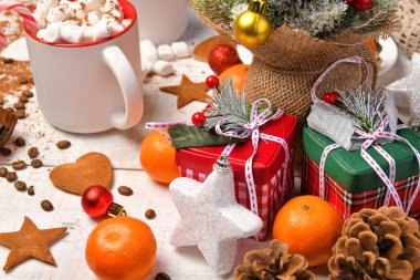 Mutlu noeller ya da yeni yıl dekorasyonu için tatlı yemek arka planı - çikolata şekerlemeleri, mandalinalar, kurabiyeler, marşmelov ve beyaz ahşap üzerine kakao latte