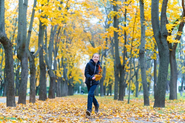 Dziewczyna Biegnie Przez Park Cieszy Się Jesienią Piękna Przyroda Żółtymi — Zdjęcie stockowe