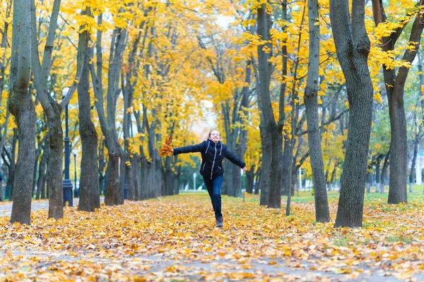 Dziewczyna Biegnie Przez Park Cieszy Się Jesienią Piękna Przyroda Żółtymi — Zdjęcie stockowe