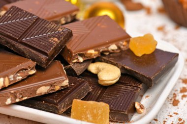 Mutlu noeller ya da yeni yıl dekorasyonu için tatlı yemek üst görünümü - çikolata şekerler, mandalinalar, beyaz ahşap üzerinde kurabiyeler