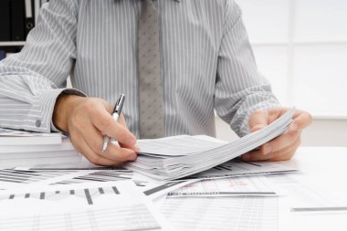İş dünyası konsepti - iş adamının çalışma masası yakın görünümü, mali raporları kontrol etmesi, yazması ve sayması