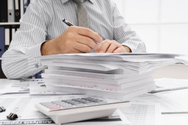 İş dünyası konsepti - iş adamının çalışma masası yakın görünümü, mali raporları kontrol etmesi, yazması ve sayması