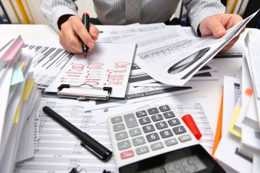 İş dünyası kavramı - işadamı ofis, masa ve işyeri yakın görüşü, mali verilerin analiz edilmesi, yazılması ve sayılması konularında çalışıyor