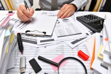 İş dünyası kavramı - işadamı ofis, masa ve işyeri yakın görüşü, mali verilerin analiz edilmesi, yazılması ve sayılması konularında çalışıyor