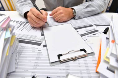 iş konsepti, metin için kopya alanı olan boş kağıt sayfası - işadamı ofis, masa ve çalışma alanı yakın görüşü ile çalışıyor, mali verileri analiz ediyor, yazıyor ve sayıyor