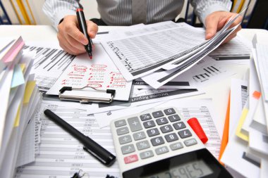 İş dünyası kavramı - işadamı ofis, masa ve işyeri yakın görüşü, mali verilerin analiz edilmesi, yazılması ve sayılması konularında çalışıyor