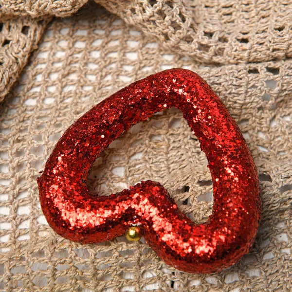 Eine Rote Herzform Auf Textilem Wollhintergrund Neujahrs Oder Feiertagsdekoration — Stockfoto