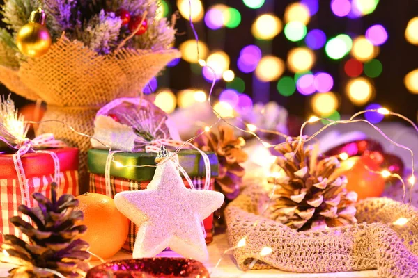 Dekorationshintergrund Für Frohe Weihnachten Oder Neujahr Mit Nächtlicher Beleuchtung Schokoladenbonbons — Stockfoto
