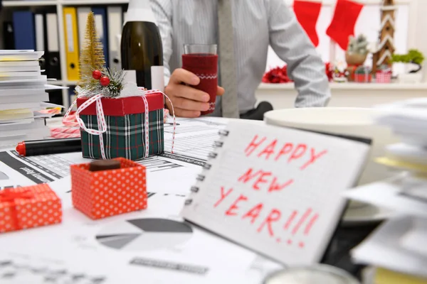 Tatil Konsepti Işadamı Ofiste Noel Ağacı Şeker Diğer Yeni Yıl — Stok fotoğraf