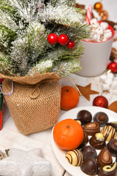 甘い食べ物のトップビューの背景メリークリスマスや新年の休日の装飾 白い木の上にチョコレートキャンディー みかん クッキー マシュマロとココアラテ — ストック写真