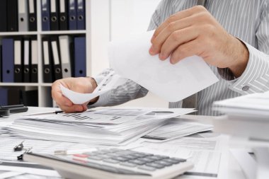 İş sorunu kavramı - hayal kırıklığına uğramış işadamı sorun yaşıyor ve raporları yırtıyor