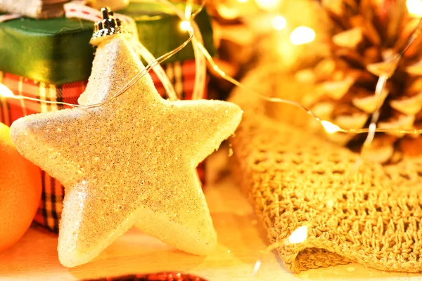 夜のイルミネーションで陽気なクリスマスや新年の休日のための装飾の背景 白い木の上にチョコレートキャンディー みかん クッキー マシュマロとココアラテ — ストック写真