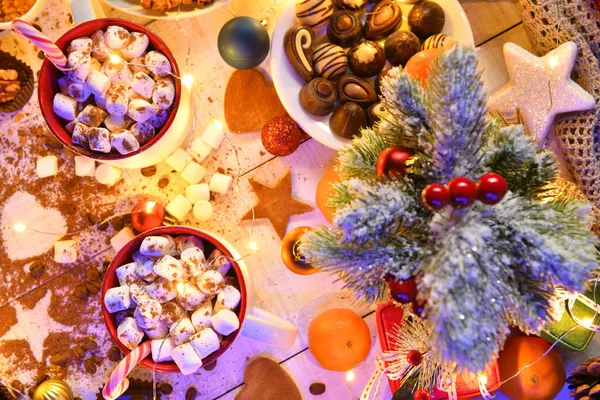 Mutlu Noeller Gece Aydınlatmalı Yeni Yıl Dekorasyonu Için Tatlı Yemek — Stok fotoğraf