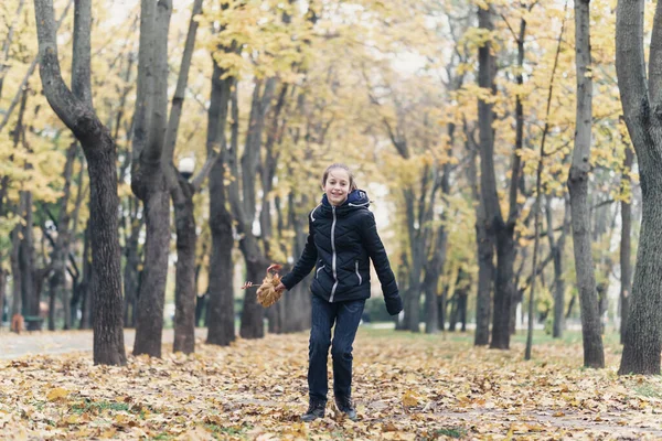 Dziewczyna Biegnie Przez Park Cieszy Się Jesienią Piękna Przyroda Żółtymi — Zdjęcie stockowe