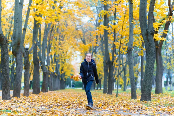 Una Chica Corriendo Por Parque Disfruta Del Otoño Hermosa Naturaleza — Foto de Stock