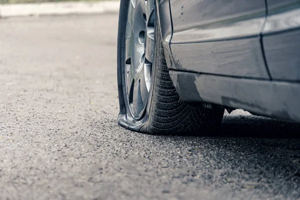 Pinchazo Neumático Coche Cerca Rueda Perforada — Foto de Stock