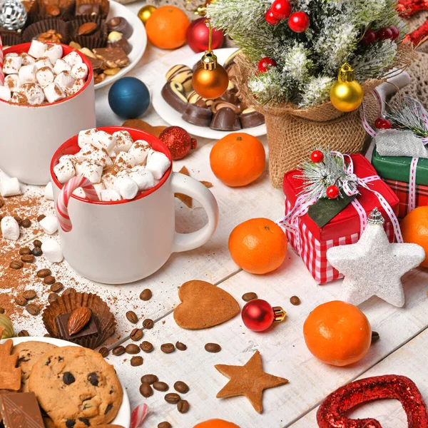 甘い食べ物のトップビューの背景メリークリスマスや新年の休日の装飾 白い木の上にチョコレートキャンディー みかん クッキー マシュマロとココアラテ — ストック写真