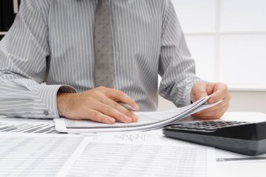 İş dünyası konsepti - iş adamının çalışma masası yakın görünümü, mali raporları kontrol etmesi, yazması ve sayması