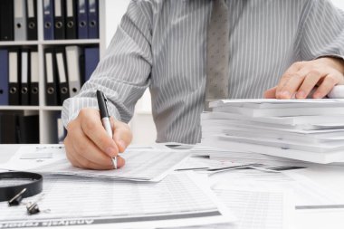 İş dünyası konsepti - iş adamının çalışma masası yakın görünümü, mali raporları kontrol etmesi, yazması ve sayması