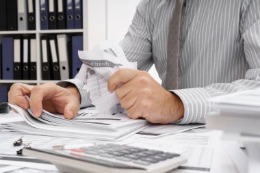 İş sorunu kavramı - hayal kırıklığına uğramış işadamı sorun yaşıyor ve raporları yırtıyor