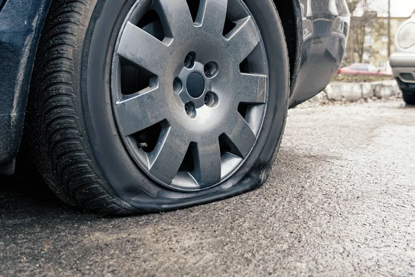 Pinchazo Neumático Coche Cerca Rueda Perforada —  Fotos de Stock