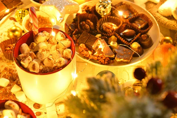 Søt Matvarebakgrunn God Jul Eller Julepynt Med Nattbelysning Sjokoladegodteri Tangeriner – stockfoto