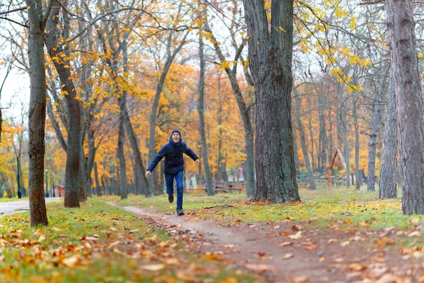 Chłopiec Biegnie Przez Park Cieszy Się Jesienią Piękna Przyroda Żółtymi — Zdjęcie stockowe