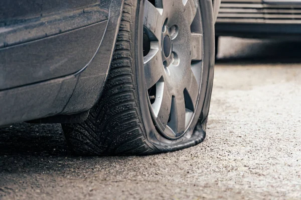 Pinchazo Neumático Coche Cerca Rueda Perforada — Foto de Stock