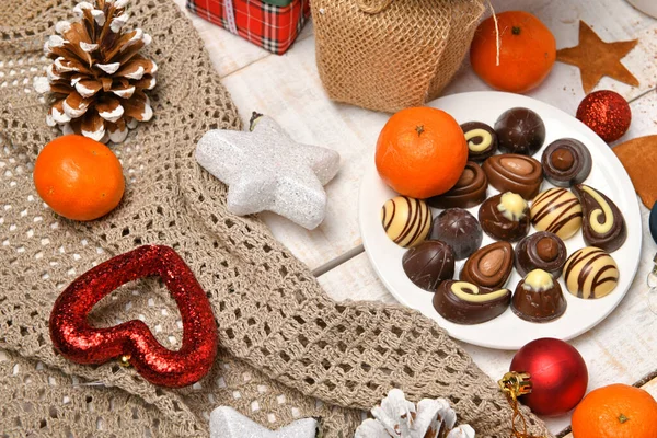 Süßspeisen Draufsicht Hintergrund Für Frohe Weihnachten Oder Neujahr Feiertagsdekoration Schokoladenbonbons — Stockfoto