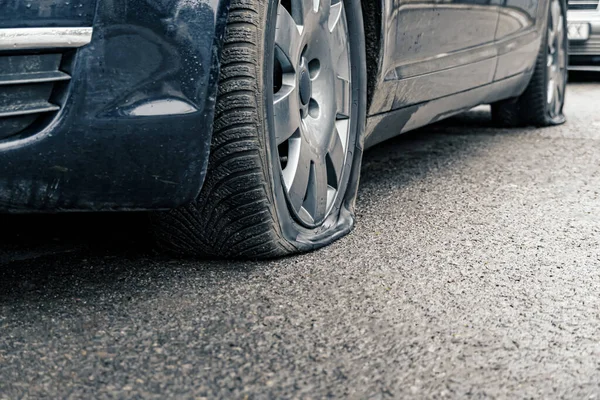 Pneumatico Piatto Auto Vicino Ruota Forata — Foto Stock