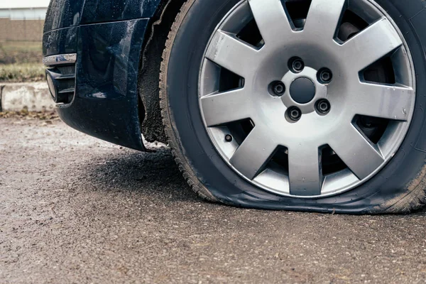 Pinchazo Neumático Coche Cerca Rueda Perforada — Foto de Stock