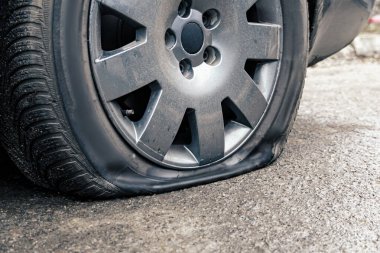 Lastik patladı. Tekerlek patladı.