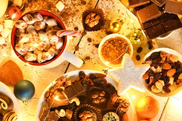 美味佳肴 棉花糖和可可豆拿铁放在白木上 作为圣诞佳节或新年装饰的顶级背景 — 图库照片