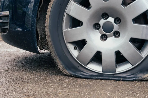 Pneumatico Piatto Auto Vicino Ruota Forata — Foto Stock