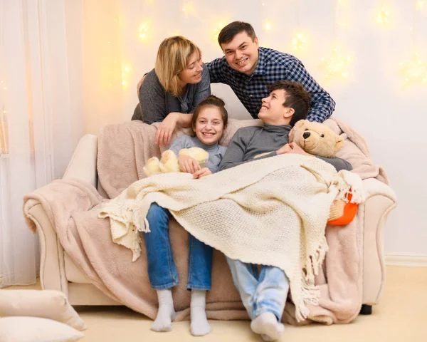 Retrato Uma Família Sentada Sofá Casa Quatro Pessoas Divertindo Juntos — Fotografia de Stock