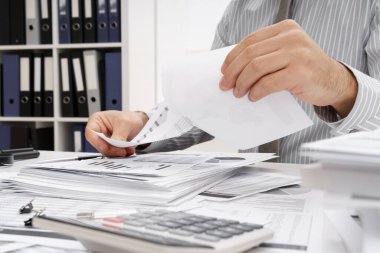 İş sorunu kavramı - hayal kırıklığına uğramış işadamı sorun yaşıyor ve raporları yırtıyor