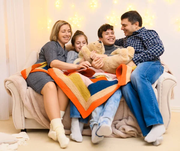 Retrato Uma Família Sentada Sofá Casa Quatro Pessoas Divertindo Juntos — Fotografia de Stock