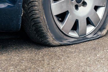 Lastik patladı. Tekerlek patladı.