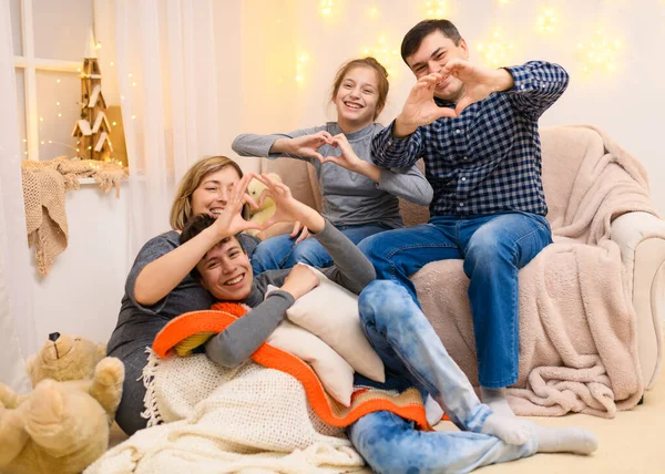 Retrato Uma Família Sentada Sofá Casa Quatro Pessoas Divertindo Juntas — Fotografia de Stock