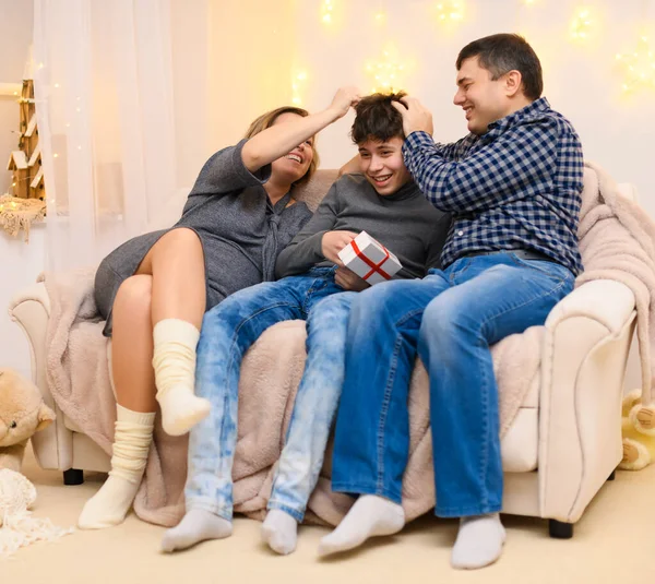 Retrato Uma Família Sentada Sofá Casa — Fotografia de Stock