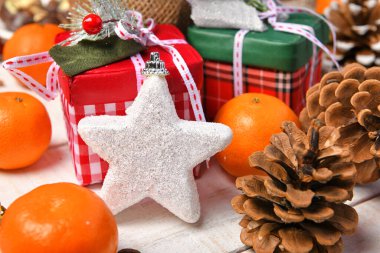 Mutlu noeller ya da yeni yıl dekorasyonu için tatlı yemek üst görünümü - çikolata şekerler, mandalinalar, beyaz ahşap üzerinde kurabiyeler