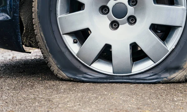 Pinchazo Neumático Coche Cerca Rueda Perforada — Foto de Stock