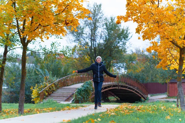 Dziewczyna Idzie Ścieżką Cieszy Się Jesienią Klony Żółtymi Liśćmi Most — Zdjęcie stockowe