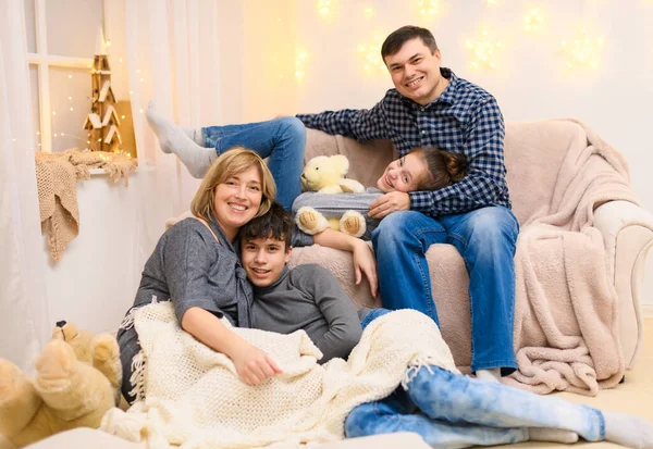 Retrato Uma Família Sentada Sofá Casa Quatro Pessoas Divertindo Juntos — Fotografia de Stock