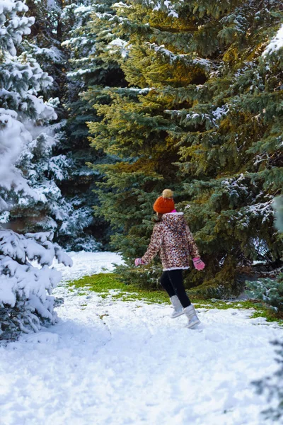 Enfant Fille Courir Jouer Avec Neige Dans Forêt Hiver Sapins — Photo